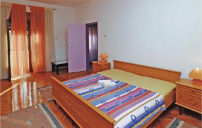 Отель Holiday Home Kastel Luksic with Fireplace XIV  Каштел Камбеловац